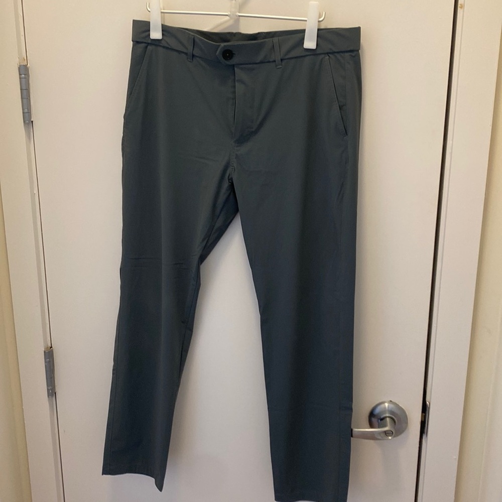 Greyson Golf 34x32. Please note hemmed to about 31 length.